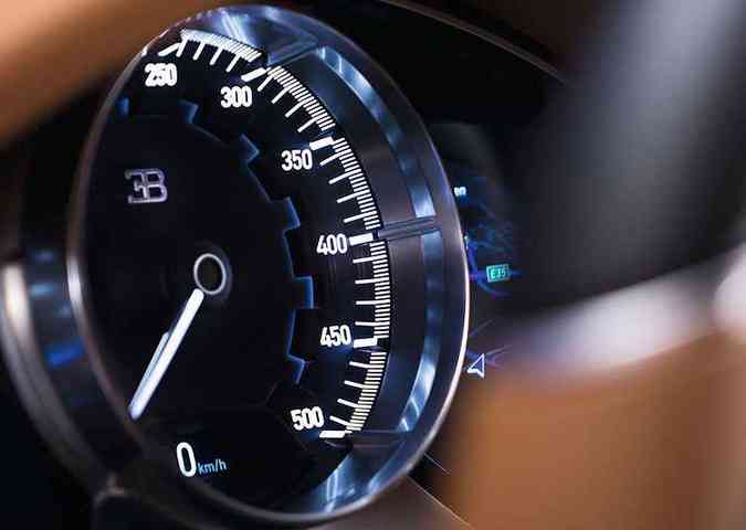 Detalhe para o velocmetro: marcador vai at 500 km/h!(foto: Bugatti/Divulgao)