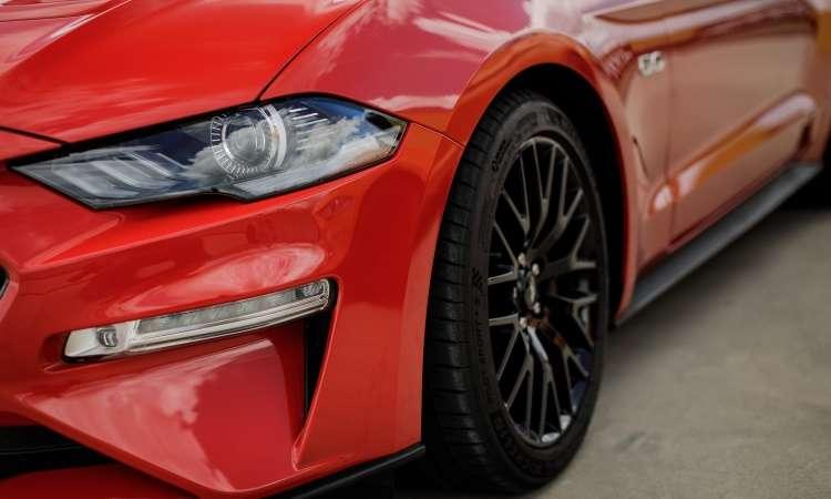 Faróis full LED e rodas de liga leve de 19 polegadas fazem parte dos itens de série do Mustang - Pedro Bicudo/Ford/Divulgação