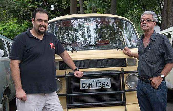 Kombi Pick-up Cabine Dupla 1982 - Os advogados Carlos Barone (E) e Domingos Cortezzi colecionam veículos antigos e integraram o modelo (originalmente a diesel) ao conjuntoO (foto: Thiago Ventura/EM/D.A Press) Kombi Pick-up Cabine Dupla 1982 - Os advogados Carlos Barone (E) e Domingos Cortezzi colecionam veículos antigos e integraram o modelo (originalmente a diesel) ao conjuntoO (foto: Thiago Ventura/EM/D.A Press)