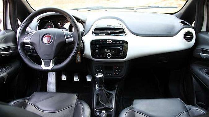 Fiat Punto T-Jet: Painel bicolor é todo novo e uma das principais alterações de estilo do Punto(foto: Marlos Ney Vidal/EM/D.A Press) Fiat Punto T-Jet: Painel bicolor é todo novo e uma das principais alterações de estilo do Punto(foto: Marlos Ney Vidal/EM/D.A Press)