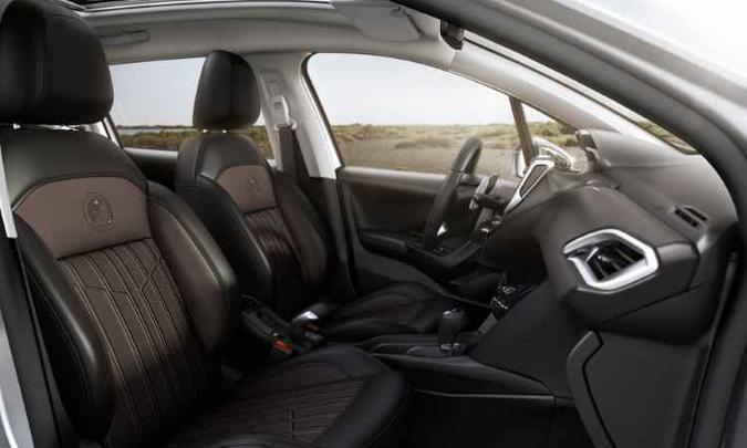 Interior vem com bancos de couro preto/marron e inédita bússola no painel(foto: Peugeot/Divulgação) Interior vem com bancos de couro preto/marron e inédita bússola no painel(foto: Peugeot/Divulgação)