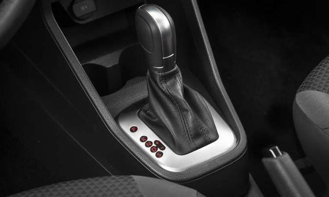 O câmbio automático de seis marchas tem modo sport e opção de trocas por meio da alavanca ou nas aletas atrás do volante(foto: Pedro Dhantas/Volkswagen/Divulgação) O câmbio automático de seis marchas tem modo sport e opção de trocas por meio da alavanca ou nas aletas atrás do volante(foto: Pedro Dhantas/Volkswagen/Divulgação)