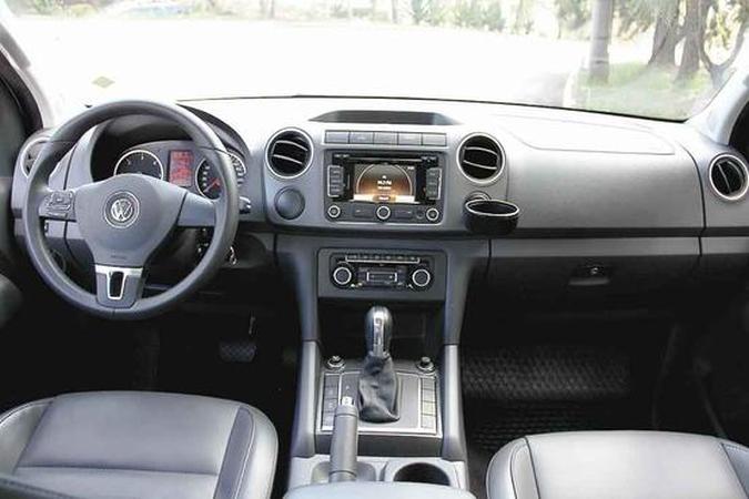 Motorista conta com conforto de autom�vel no interior da picape, que tem v�rios comandos no volante