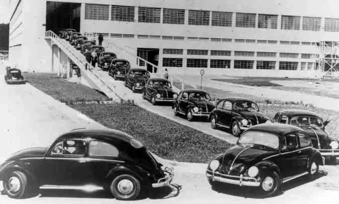 Fuscas saindo da fábrica da VW Anchieta em 1959, com índice de nacionalização acima de 50%(foto: Volkswagen/Divulgação)