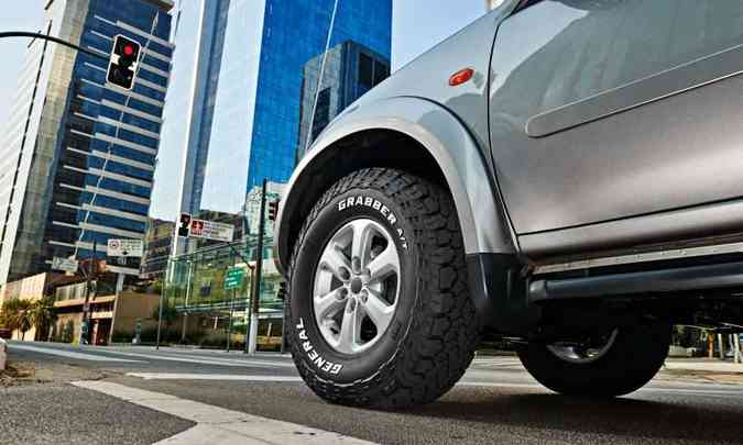O composto de borracha e a construção do pneu garantem rodar suave e silencioso no asfalto(foto: Continental/Divulgação)