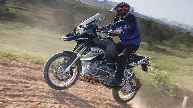 Na terra, o manequim GG surpreende pela agilidade(foto: Búfalos TV/BMW/Divulgação) Na terra, o manequim GG surpreende pela agilidade(foto: Búfalos TV/BMW/Divulgação)