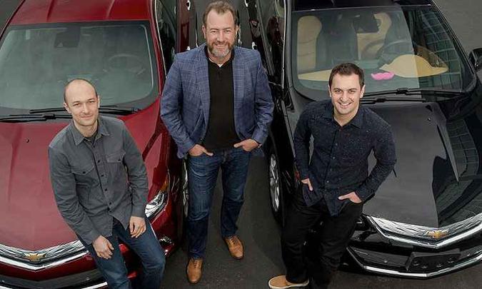 Presidente da GM, Dan Ammann (centro), ao lado dos fundadores da Lyft John Zimmer (direita) e Logan Green (esquerda)(foto: GM/Divulgação) Presidente da GM, Dan Ammann (centro), ao lado dos fundadores da Lyft John Zimmer (direita) e Logan Green (esquerda)(foto: GM/Divulgação)