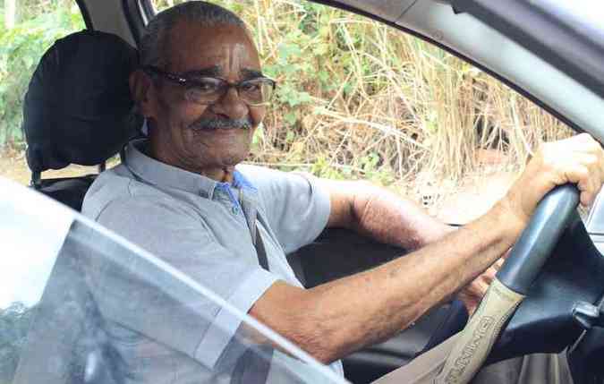 Com 80 anos, Adalberto Rosendo trabalhou como motorista e no abre mo do volante(foto: Marlon Diego/Divulgao)