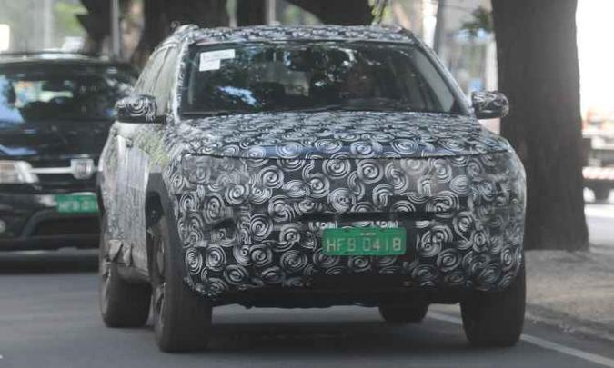 Outro que já está na fase de testes de rua é um novo Jeep, modelo intermediário entre o Renegade e o Cherokee, flagrado no Centro de Belo Horizonte(foto: Gladyston Rodrigues/EM/D.A Press) Outro que já está na fase de testes de rua é um novo Jeep, modelo intermediário entre o Renegade e o Cherokee, flagrado no Centro de Belo Horizonte(foto: Gladyston Rodrigues/EM/D.A Press)