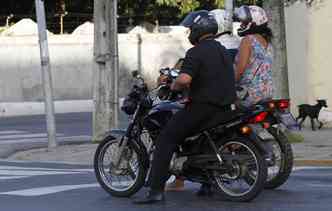  necessrio manter uma velocidade constante ao conduzir a motocicleta e evitar arranques. Foto: Ricardo Fernandes / DP