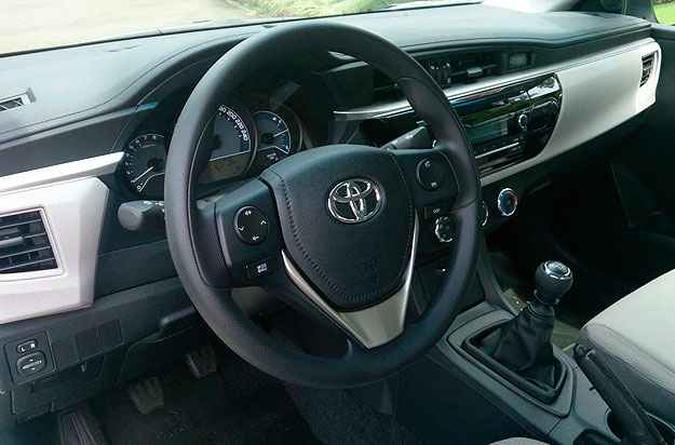 Por dentro, aquele acabamento mediano, t�pico dos carros japoneses mais b�sicos(foto: Marcello Oliveira/EM/D.A Press)