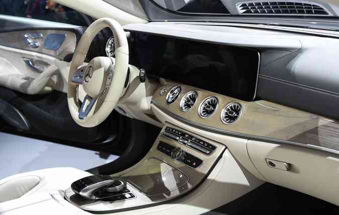 Interior do modelo alemo  luxuoso(foto: Mercedes-Benz/Divulgao)