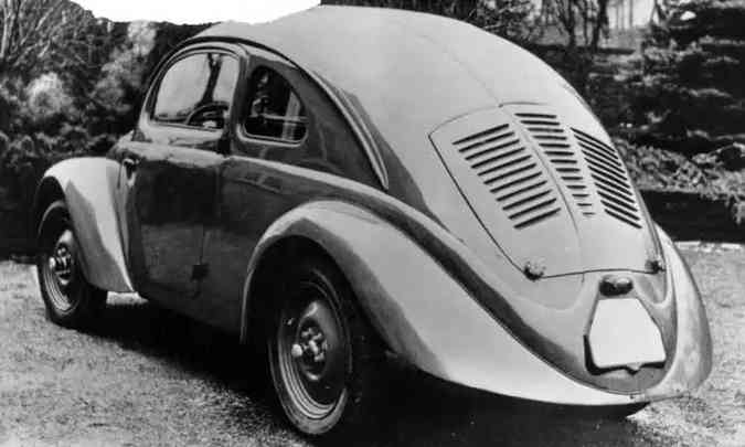 Uma das 30 unidades pré-série construídas entre 1936 e 1937 para testes de resistência, repare que não há vidro traseiro, para-choques e estribos(foto: Volkswagen/Divulgação)