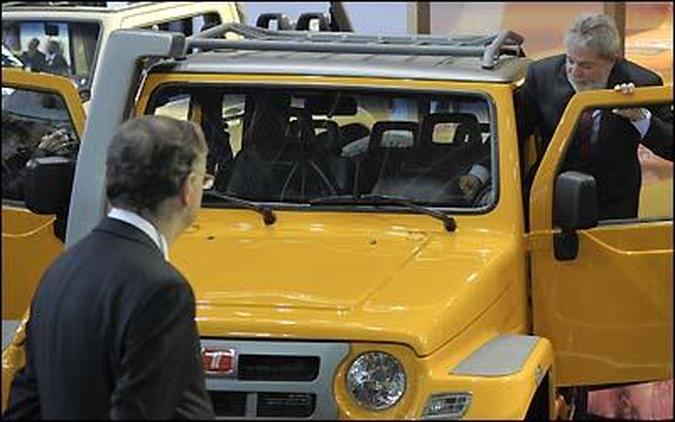 No estande da Troller, Lula conhece o interior do Jipe T4