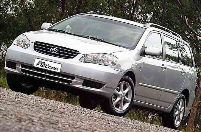 So 112.996 unidades do Corolla (2003 a 2007) e Fielder (2004 a 2007)(foto: Toyota/Divulgao)