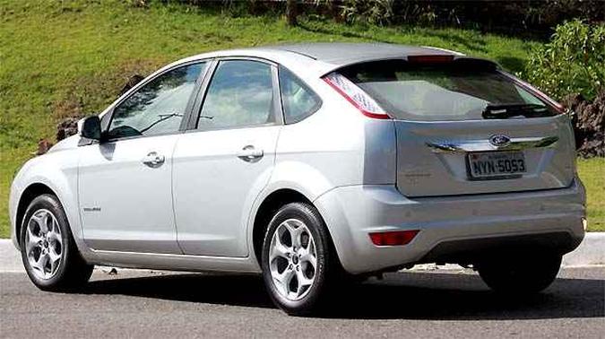 Lanternas traseiras são do tipo tuning e destoam do conjunto Lanternas traseiras são do tipo tuning e destoam do conjunto