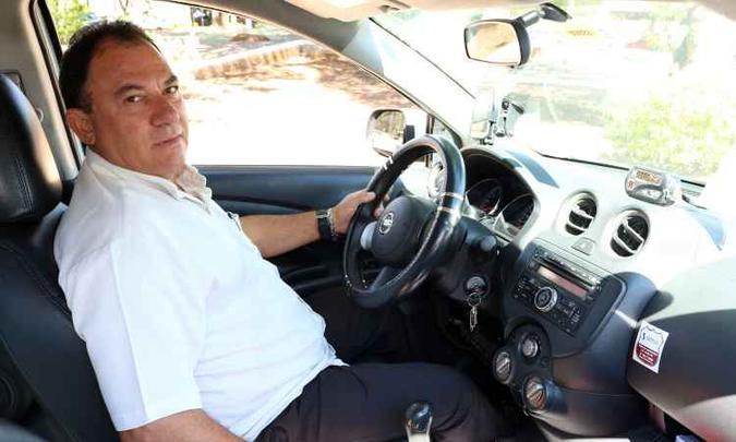 José Nunes e o táxi que dirige quase todos os dias(foto: Nissan/Divulgação) José Nunes e o táxi que dirige quase todos os dias(foto: Nissan/Divulgação)