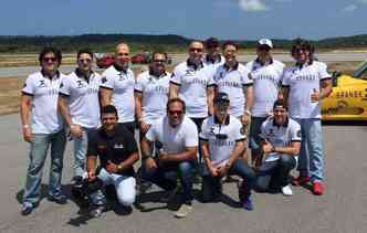 Equipe do Auto Motor Vrum com participantes do circuito (foto: Jorge Moraes/divulgao )