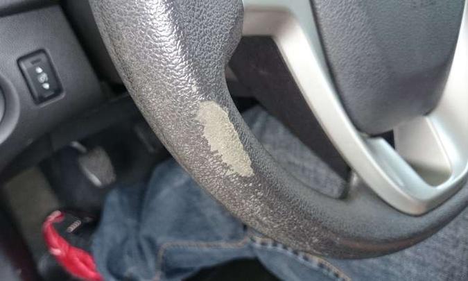 Desgaste no volante pode revelar que a quilometragem do veículo não é tão baixa(foto: Confiar/Divulgação) Desgaste no volante pode revelar que a quilometragem do veículo não é tão baixa(foto: Confiar/Divulgação)