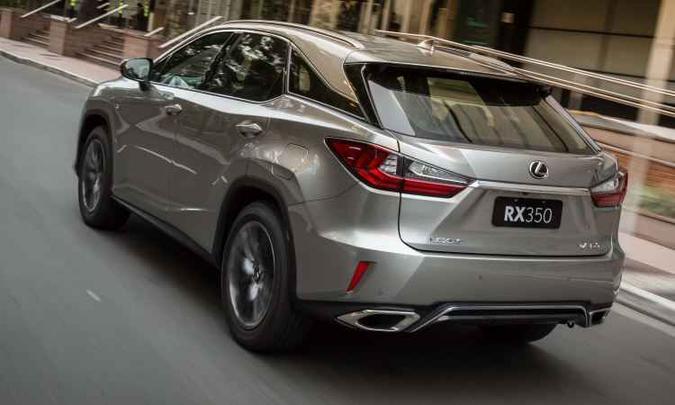 Colunas pintadas de preto passam a impressão de que o teto está flutuando(foto: Estúdio Malagrine/Lexus/Divulgação) Colunas pintadas de preto passam a impressão de que o teto está flutuando(foto: Estúdio Malagrine/Lexus/Divulgação)