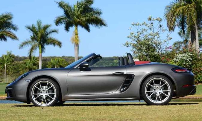Bastam nove segundos para a capota abrir e isso pode ser feito com o veículo em até 50km/h(foto: Duda Barros/Porsche/Divulgação) Bastam nove segundos para a capota abrir e isso pode ser feito com o veículo em até 50km/h(foto: Duda Barros/Porsche/Divulgação)