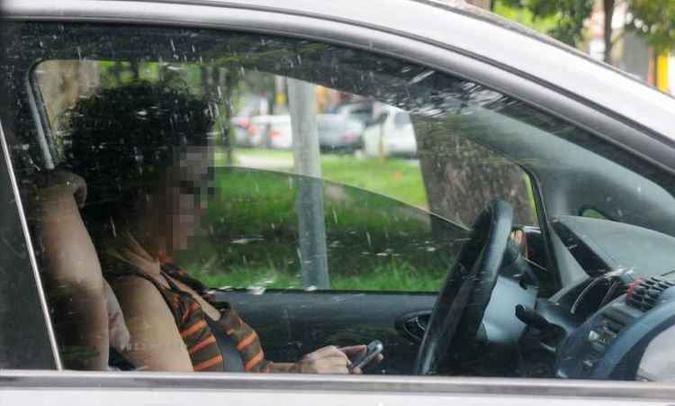 Motorista usa o telefone enquanto diriga. Prática se tornou hábito perigoso(foto: Euler Júnior/EM/D.A Press) Motorista usa o telefone enquanto diriga. Prática se tornou hábito perigoso(foto: Euler Júnior/EM/D.A Press)