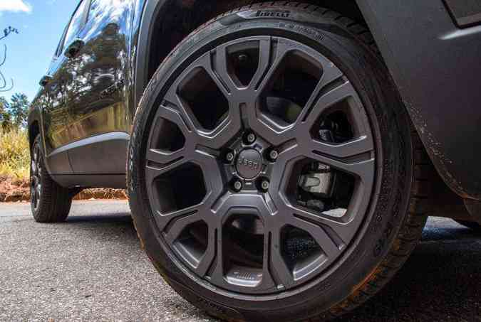 As rodas são de 19 polegadas, com belo desenho, calçadas com pneus na medida 235/45(foto: Jorge Lopes/EM/D.A Press)