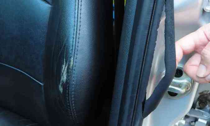 Revestimento em couro do banco do motorista tem marca de atrito e borracha de vedao da porta est rachada(foto: Gladyston Rodrigues/EM/D.A Press)