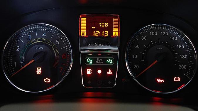 Luzes no painel indicam hora certa de trocar de marcha e economizar combust�vel (foto: Renault/Divulga��o)
