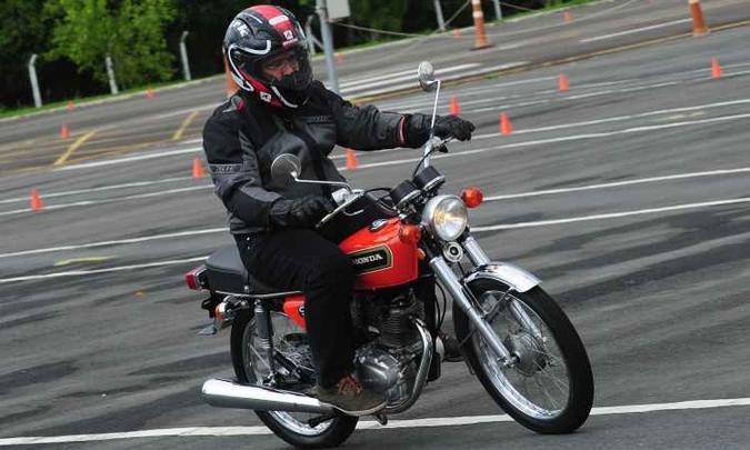 A CG 125 pioneira, de 1976, tem câmbio de quatro marchas invertido(foto: Donizete Castilho/Honda/Divulgação) A CG 125 pioneira, de 1976, tem câmbio de quatro marchas invertido(foto: Donizete Castilho/Honda/Divulgação)