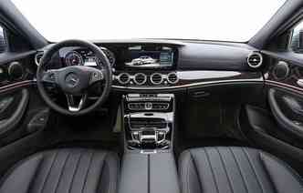 Dentro da cabine, o motorista pode acompanhar as informaes do Classe E atravs de uma tela de 12,3 polegadas(foto: Mercedes-Benz / Divulgao)