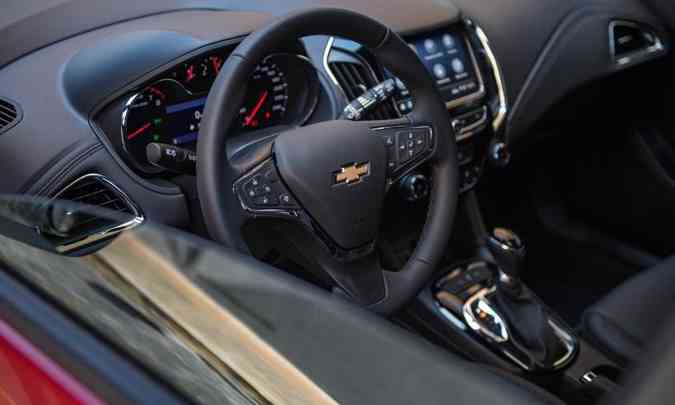 Por dentro, o Cruze Sport6 RS traz acabamento em preto e multimídia com tela tátil de oito polegadas(foto: Chevrolet/Divulgação)