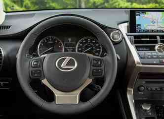 Internamente, carro vem com volante com acabamento em couro e equipamentos de luxo(foto: Lexus/Divulgao)