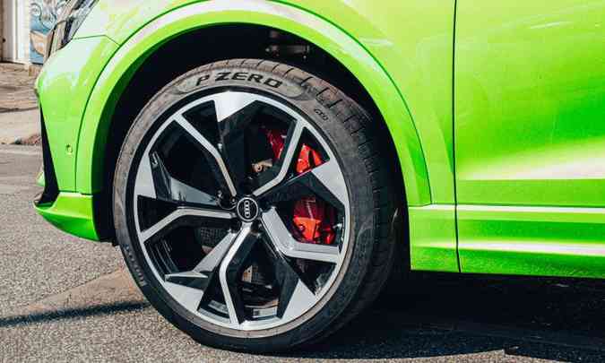 O SUV esportivo é equipado com belíssimas rodas de alumínio de 23 polegadas, com pinças de freio vermelhas(foto: Jorge Lopes/EM/Divulgação)