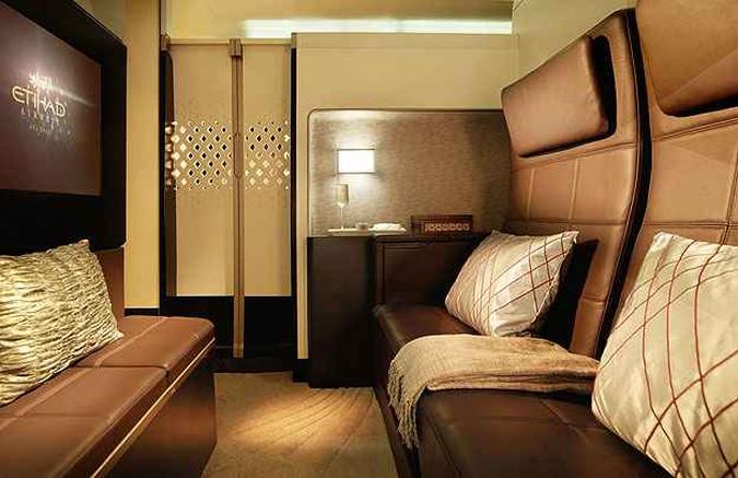 Categoria Residence oferece uma sala de estar, com poltrona, mesas e frigobar(foto: Etihad/Divulgação) Categoria Residence oferece uma sala de estar, com poltrona, mesas e frigobar(foto: Etihad/Divulgação)