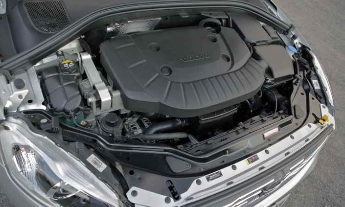 Motor turbo de 2.4 litros é de cinco cilindros, tem potência de 223cv e torque de 44,8kgfm(foto: Llorente & Cuenca/Volvo/Divulgação) Motor turbo de 2.4 litros é de cinco cilindros, tem potência de 223cv e torque de 44,8kgfm(foto: Llorente & Cuenca/Volvo/Divulgação)