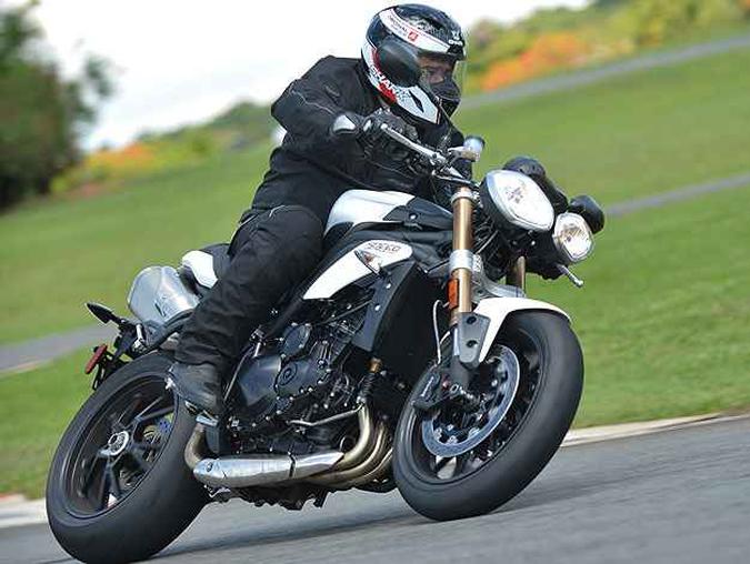 Com visual naked, a Speed Triple tem motor de três cilindrose e esportividade(foto: Sthefan Solon/Triumph/Divulgação) Com visual naked, a Speed Triple tem motor de três cilindrose e esportividade(foto: Sthefan Solon/Triumph/Divulgação)