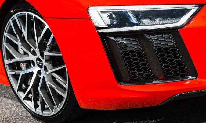 Faróis a laser garantem iluminação eficiente, enquanto as rodas aro 20 polegadas são calçadas com pneus perfil 30(foto: Audi/Divulgação) Faróis a laser garantem iluminação eficiente, enquanto as rodas aro 20 polegadas são calçadas com pneus perfil 30(foto: Audi/Divulgação)
