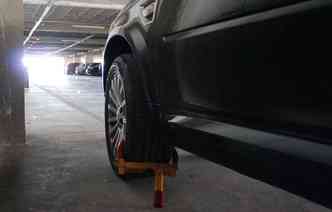 Trava de pneus  rapidamente liberada quando o cliente vai at a adminstrao do estacionamento(foto: Karina Morais/Esp.DP)