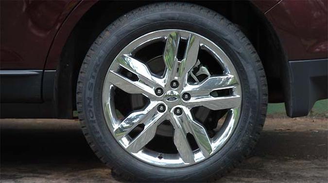 Grandes rodas de 20 polegadas com acabamento cromado reforçam o ar moderno do crossover Grandes rodas de 20 polegadas com acabamento cromado reforçam o ar moderno do crossover