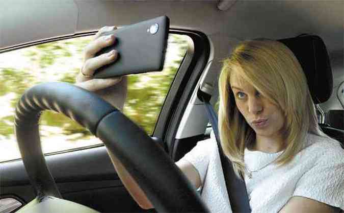 Tirar uma selfie ao volante pode provocar uma distrao de 14s do motorista(foto: Ford/Divulgao)