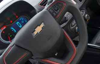 Interior do Onix ganhou detalhes em vermelho e comandos no volante(foto: Chevrolet/Divulgao)