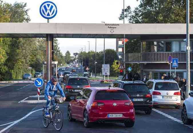 Portaria da Volkswagen em Wolfsburg: prejuzo bilionrio  vista (foto: AFP PHOTO / ODD ANDERSEN )