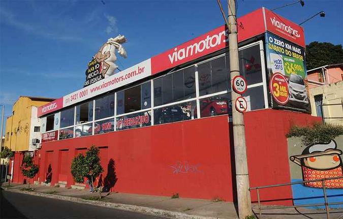 Fachada da loja destaca slogan 'carro zero km mais barato do Brasil', com uma barata como personagem(foto: Beto Novaes/EM/D.A Press) Fachada da loja destaca slogan 'carro zero km mais barato do Brasil', com uma barata como personagem(foto: Beto Novaes/EM/D.A Press)