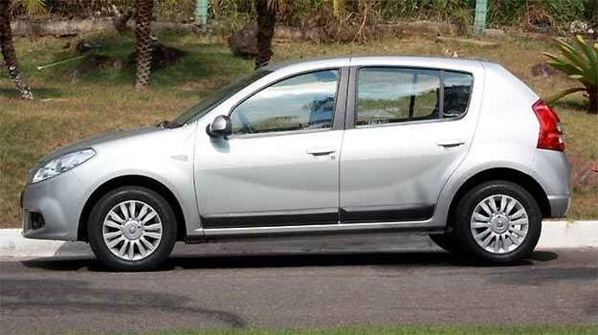 Modelo tem perfil mais elevado, com frisos largos nas portas