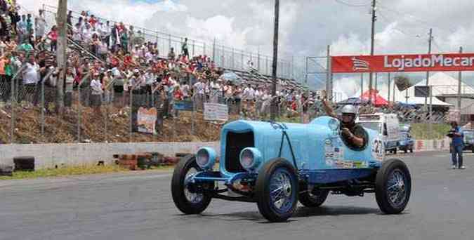 O tricampeo de Frmula 1 Nelson Piquet foi o esperado vencedor na prova dos velozes, pilotando um biposto Lincoln 1927, com motor V8 envenenado(foto: Larissa Costa/divulgacao )