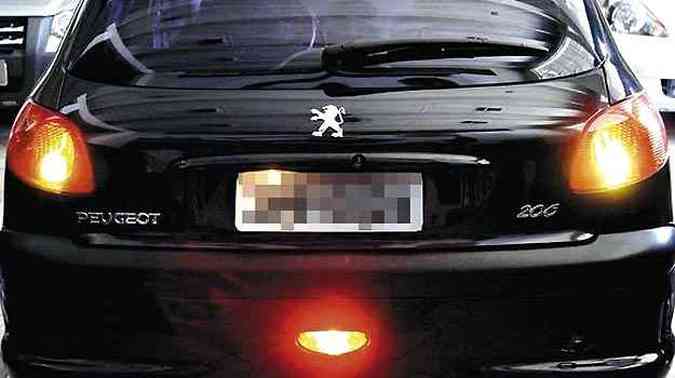 Donos do Peugeot 206 ignoram e o motorista do carro que trafega atrs leva a pior