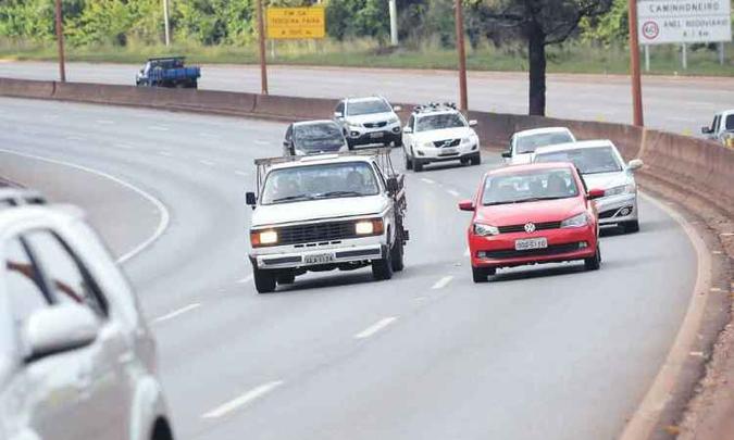 O uso do farol baixo durante o dia é obrigatório nas rodovias de todo o país: Distrito Federal e Pernambuco suspenderam multas(foto: Gladyston Rodrigues/EM/D.A Press - 24/5/16) O uso do farol baixo durante o dia é obrigatório nas rodovias de todo o país: Distrito Federal e Pernambuco suspenderam multas(foto: Gladyston Rodrigues/EM/D.A Press - 24/5/16)