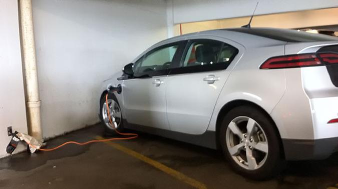 Nos EUA a moda já pegou: Chevrolet Volt é recarregado em Shopping de Los Angeles(foto: Marcello Oliveira/EM/D.A Press) Nos EUA a moda já pegou: Chevrolet Volt é recarregado em Shopping de Los Angeles(foto: Marcello Oliveira/EM/D.A Press)