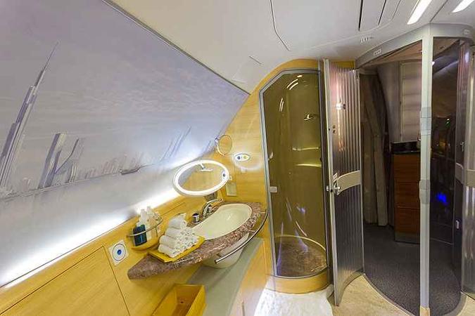 A380 oferece o Shower Spa: chuveiro para os passageiros da primeira classe(foto: Rodrigo Cozzato/GRU Airport/Divulgação) A380 oferece o Shower Spa: chuveiro para os passageiros da primeira classe(foto: Rodrigo Cozzato/GRU Airport/Divulgação)